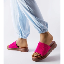 Idabelin tummanpunaiset liukumäet, joissa on harjakattoinen päällinen vaaleanpunainen 2