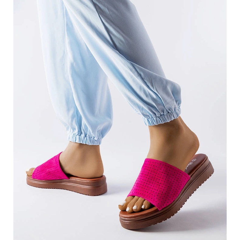 Idabelin tummanpunaiset liukumäet, joissa on harjakattoinen päällinen vaaleanpunainen 2