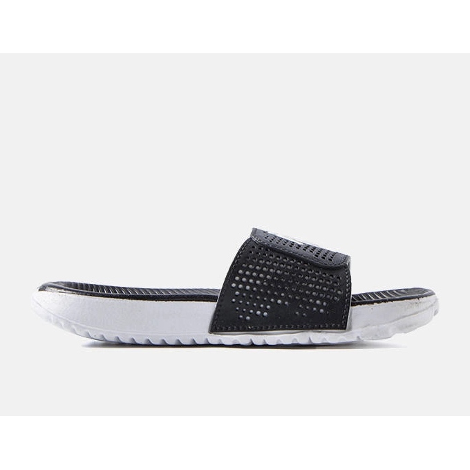 Mustavalkoiset kumitossut Ateenasta 2