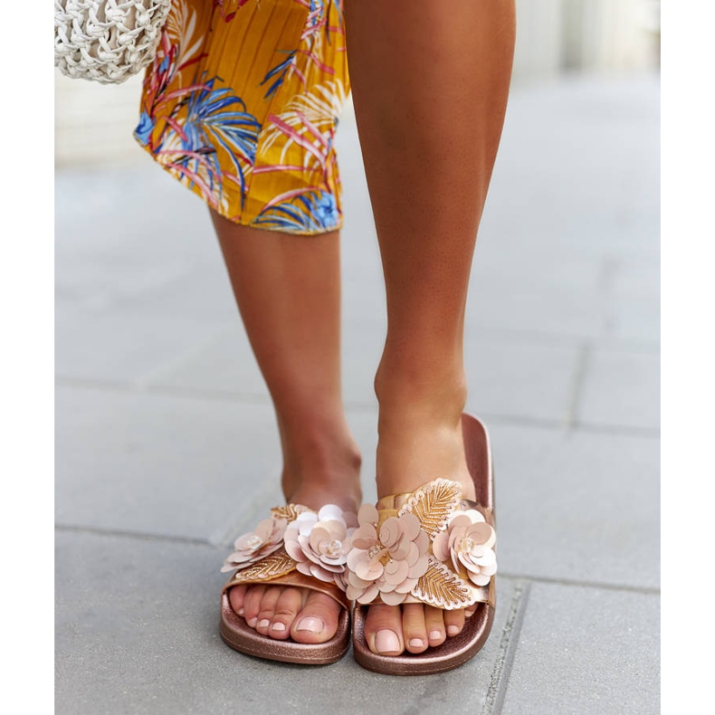 Caggion kultaiset varvastossut, joissa koristeellinen päällinen kultainen 1