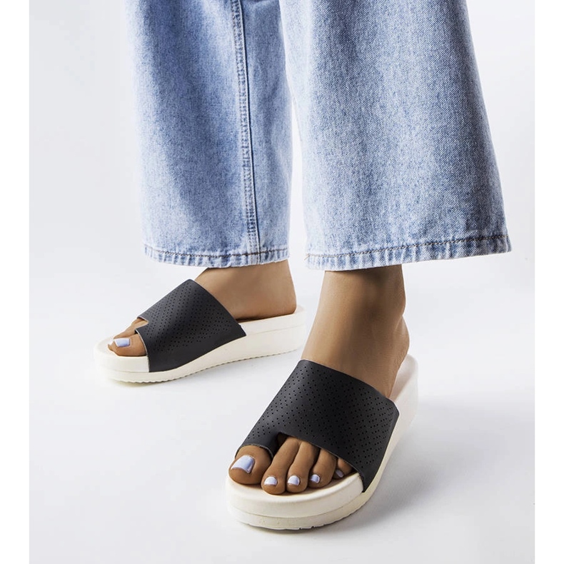 Monferraton mustat kiila sandaalit 1