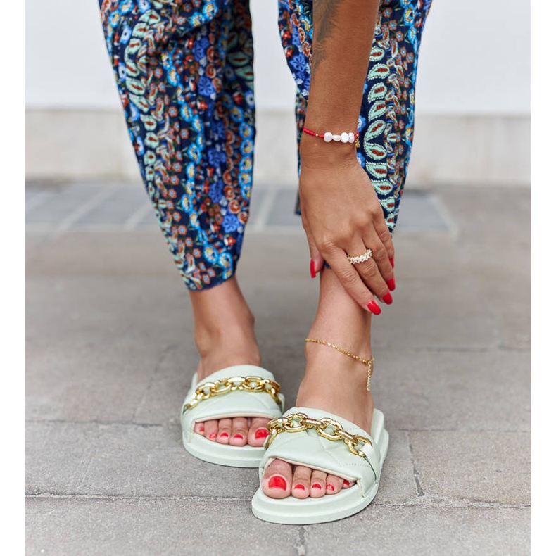 Vihreät liukumäet koristeltu Borgo-ketjulla 1