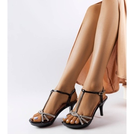 Mustat sandaalit pinnoilla, joissa on kuutiozirkonia frangi 1