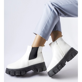 Massiiviset valkoiset ja mustat Petronion nilkkurit valkoinen 1