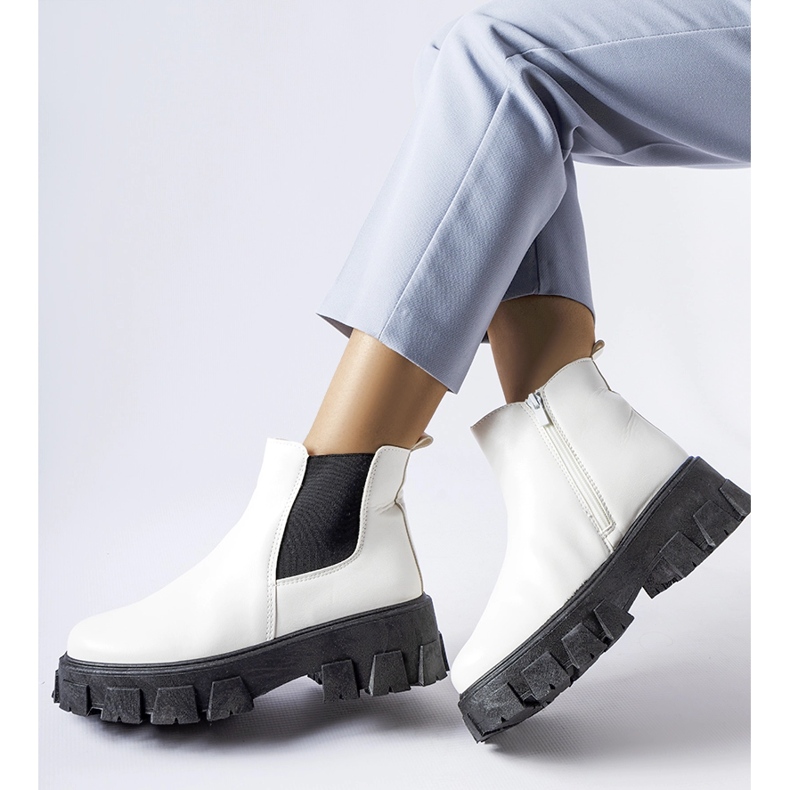 Massiiviset valkoiset ja mustat Petronion nilkkurit valkoinen 1