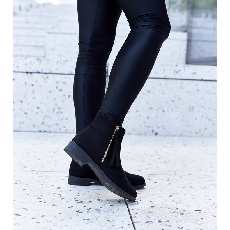 Paienin mustat eristetyt eco-mokkanahkasaappaat 1