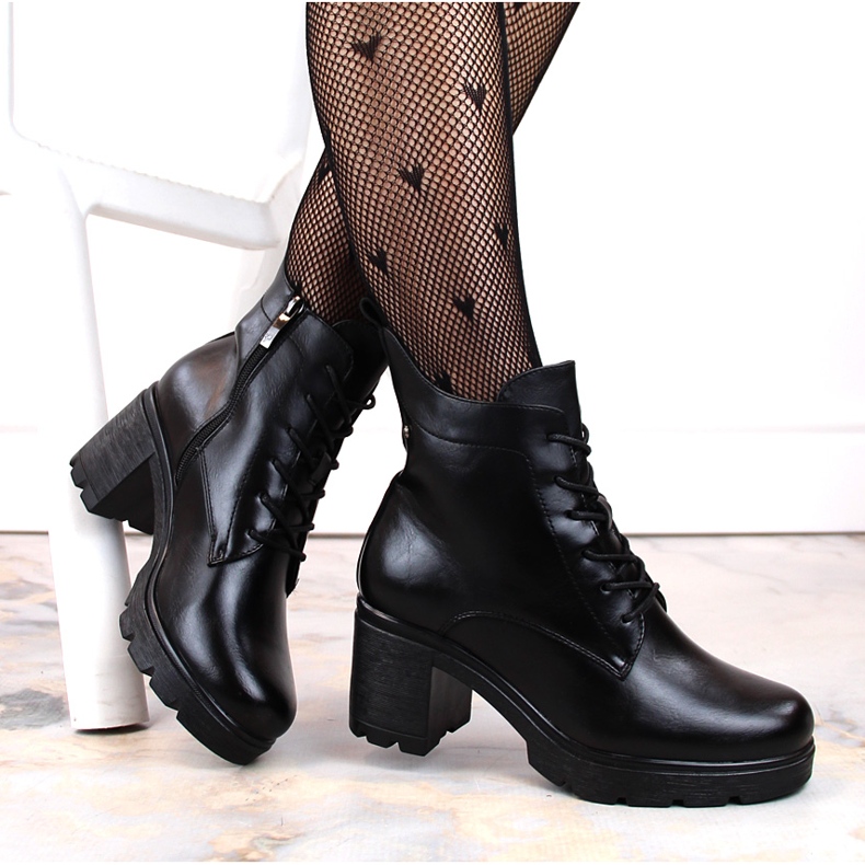 Naisten nilkkurit korkealla korolla ja alustalla, eristetty musta Potocki SZ12229 1