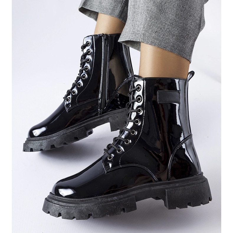 Inna Mustat, eristetyt, patentoidut Mestervi-saappaat 1