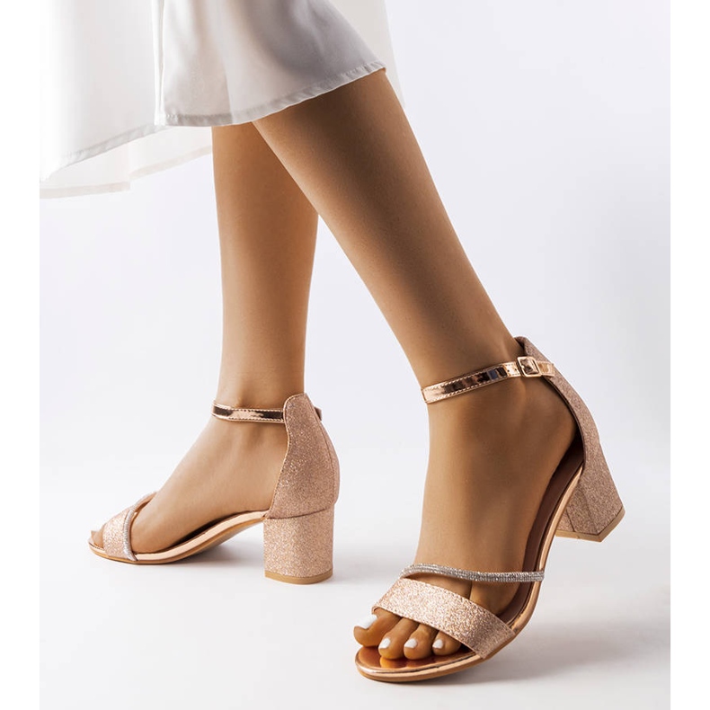 Kiiltävät kultaiset sandaalit pylväässä Lidia kultainen 1