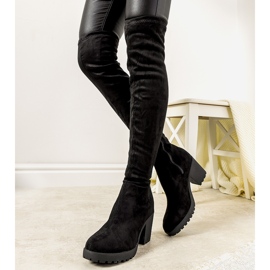 Mustat saappaat Pakunsso-eristetyssä tolppassa 1