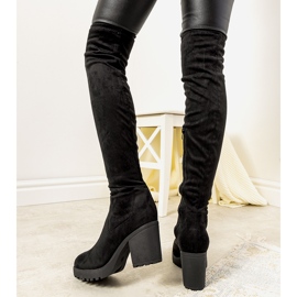 Mustat saappaat Pakunsso-eristetyssä tolppassa 2