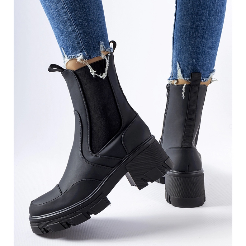 Mustat nilkkurit, joissa massiivinen Mafalda-pohja 1