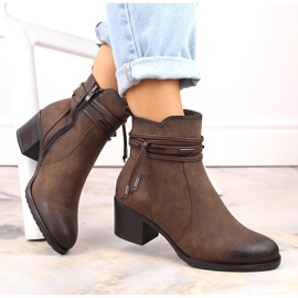 Naisten korkeakorkoiset saappaat koristeena, eristetty ruskea Jezzi ASA128-37 2