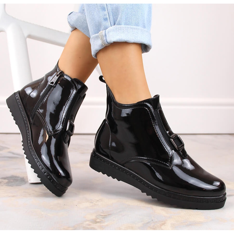 Naisten tasaiset, eristetyt, mustat Vinceza 58148 -patenttisaappaat 1