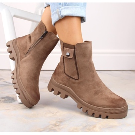 Naisten mokkanahkaiset saappaat taskulla, eristetty ruskea Potocki SZ12163 1