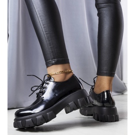 Lynnin mustat lakatut kengät 1