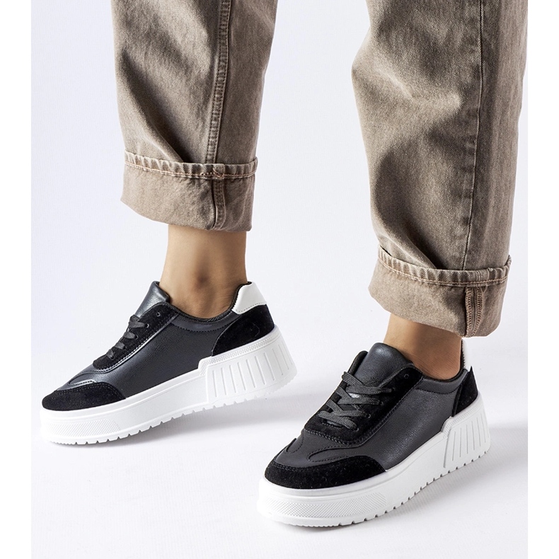 Mustat lenkkarit paksulla Seluci-alustalla 1