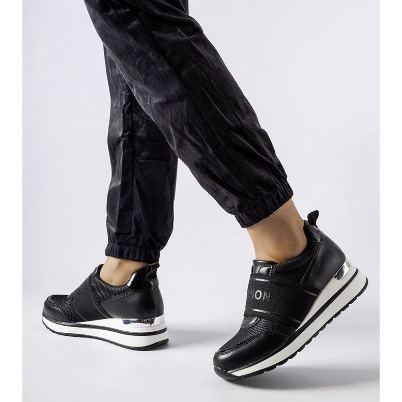 Mustat tennarit hopeisella Andre-koristeella 1