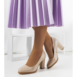 Stokesin beige-lakatut pumput 1