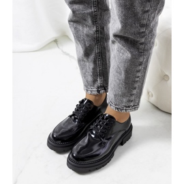 Markuksen mustat kengät traktorin pohjassa 1