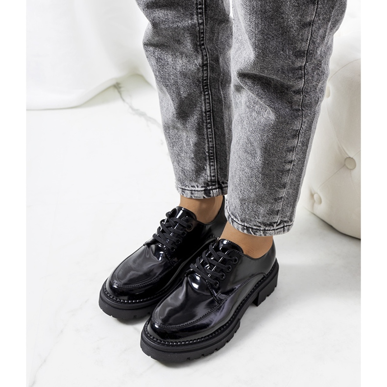 Markuksen mustat kengät traktorin pohjassa 1