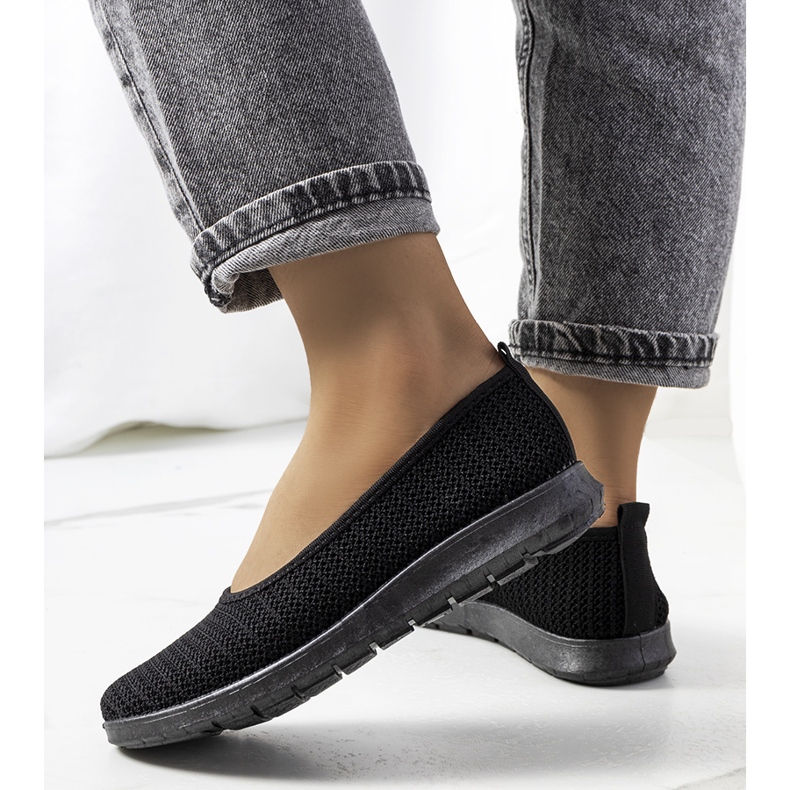 Ilsen mustat harjakattoiset lenkkarit 1