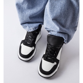 Elisabetin mustat korkeat lenkkarit 1