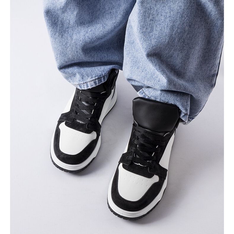 Elisabetin mustat korkeat lenkkarit 1