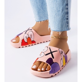 Vaaleanpunaiset varvastossut kulutuspinnalla ja Lindale-printeillä vaaleanpunainen 1