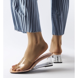 Wyattin beige läpinäkyvä kiilaliukumäki 1