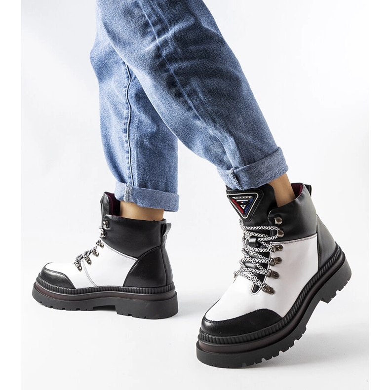 Mustavalkoiset eristetyt Solofran saappaat 1