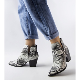 Valkoiset lyhyet cowboysaappaat käärmeennahkajäljitelmällä Igalta valkoinen 2