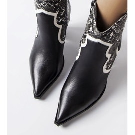 Mustat nilkkurit Ezinet-postissa 1