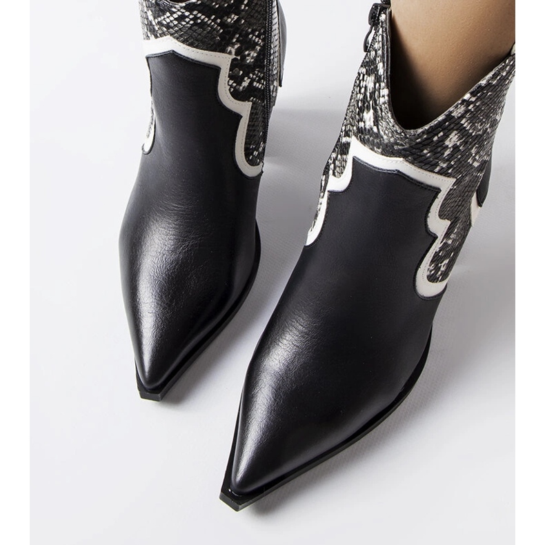 Mustat nilkkurit Ezinet-postissa 1