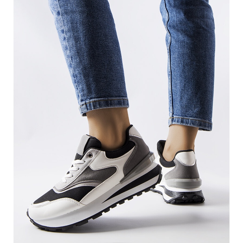 Inna Doironsin mustavalkoiset alustalenkkarit 1