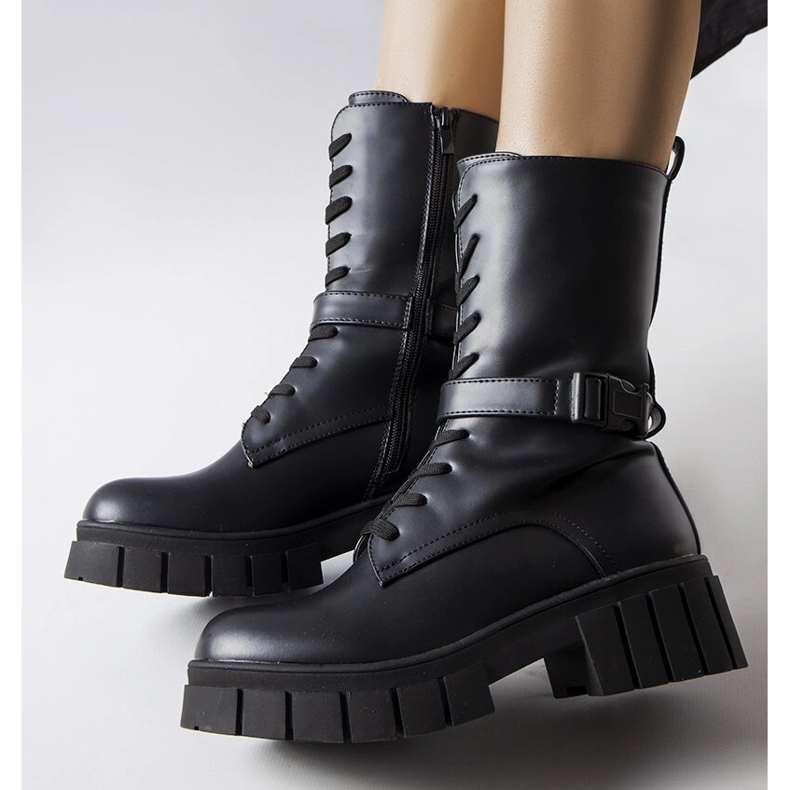 Riven mustat nauhalliset työsaappaat 1