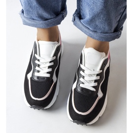 Inna Faurenin mustat ja pinkit urheilulenkkarit 1