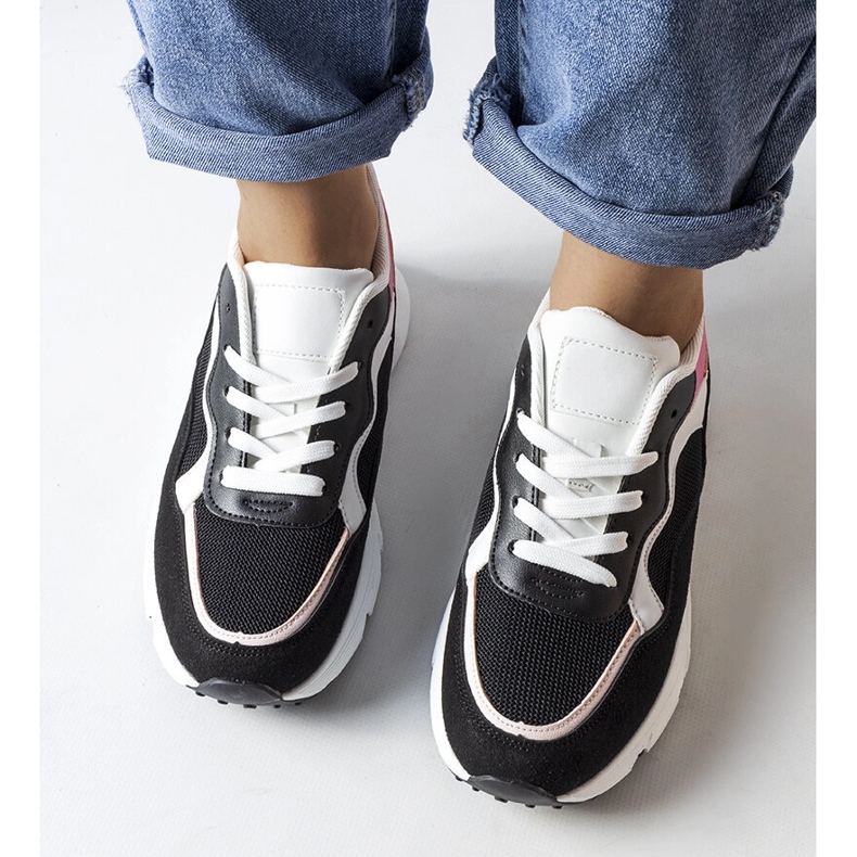 Inna Faurenin mustat ja pinkit urheilulenkkarit 1