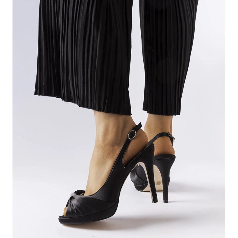 Crispinin mustat korkeakorkoiset sandaalit 1