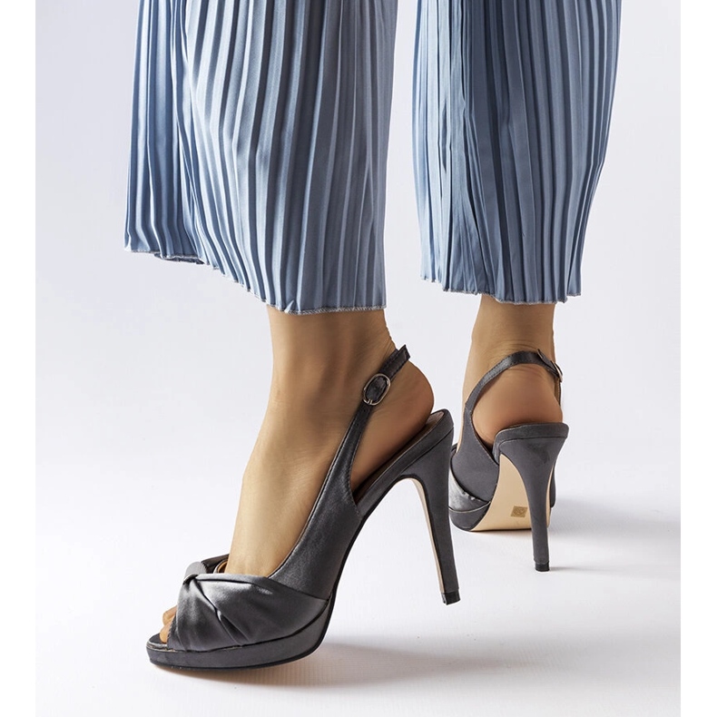 Crispinin tummanharmaat korkokengät sandaalit 1