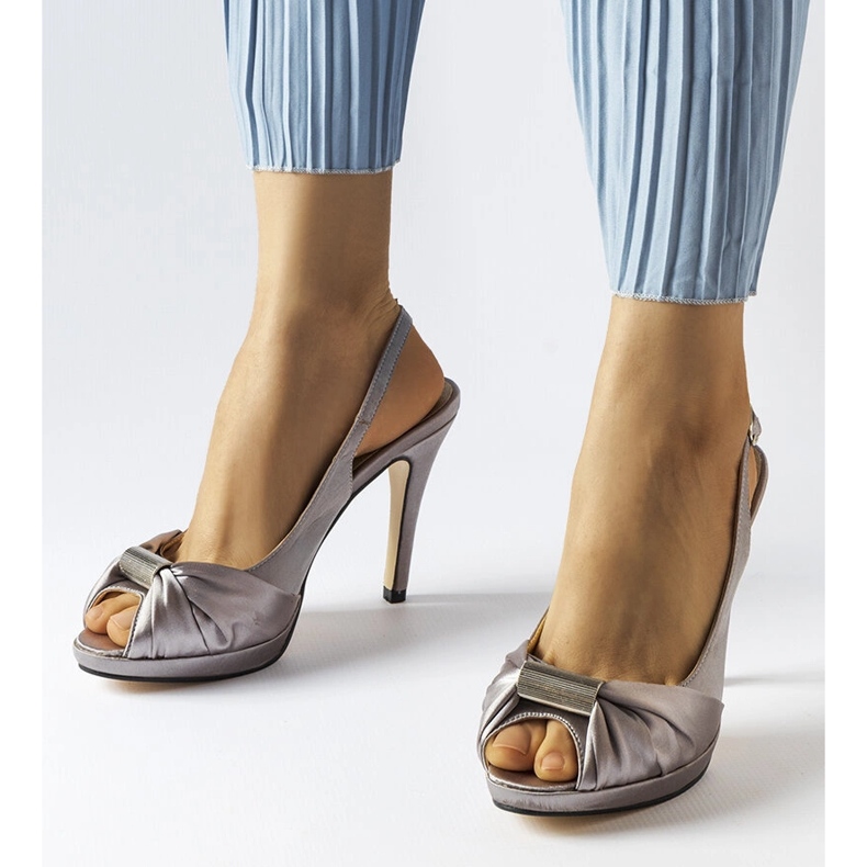 Crispinin vaaleanharmaat korkokengät sandaalit 1