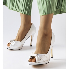 Paré valkoiset avokärkiset korot valkoinen 1