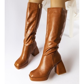 Villanovan ruskeat saappaat massiivisella tolppalla 1