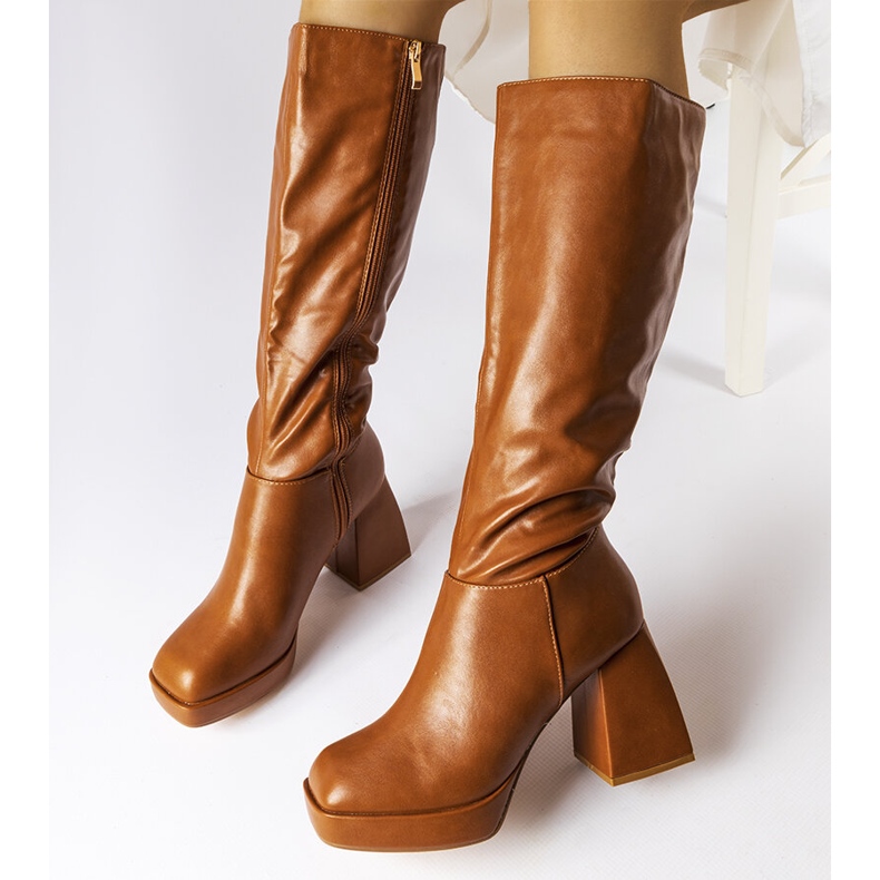 Villanovan ruskeat saappaat massiivisella tolppalla 1