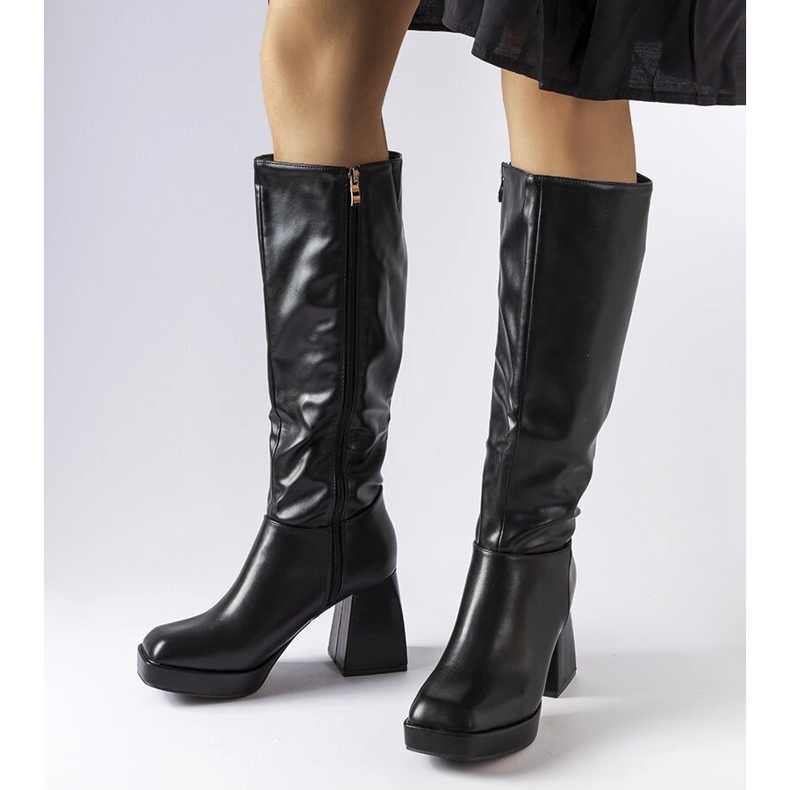 Mustat saappaat Villanovan massiivisessa tolppassa 1