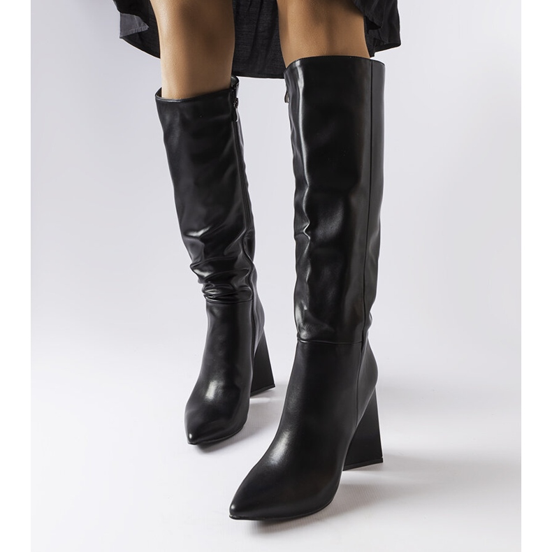 Medicina mustat saappaat tolppaan 1