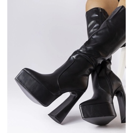 Mustat saappaat massiivisessa postauksessa Sovizzolta 2