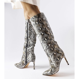 Karmiinin mustat käärmeennahkaiset korkokengät 1