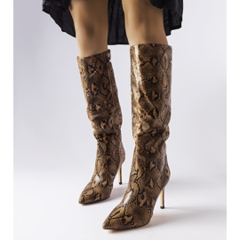 Karmiininruskeat käärmeennahkaiset korkokengät 1