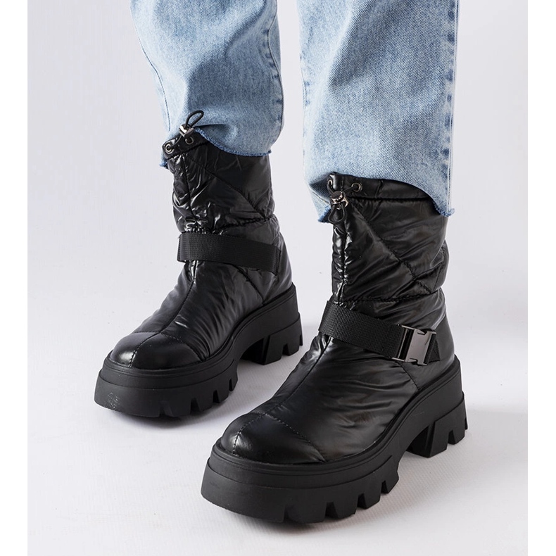 Ambretta mustaksi lakatut lumisaappaat 2